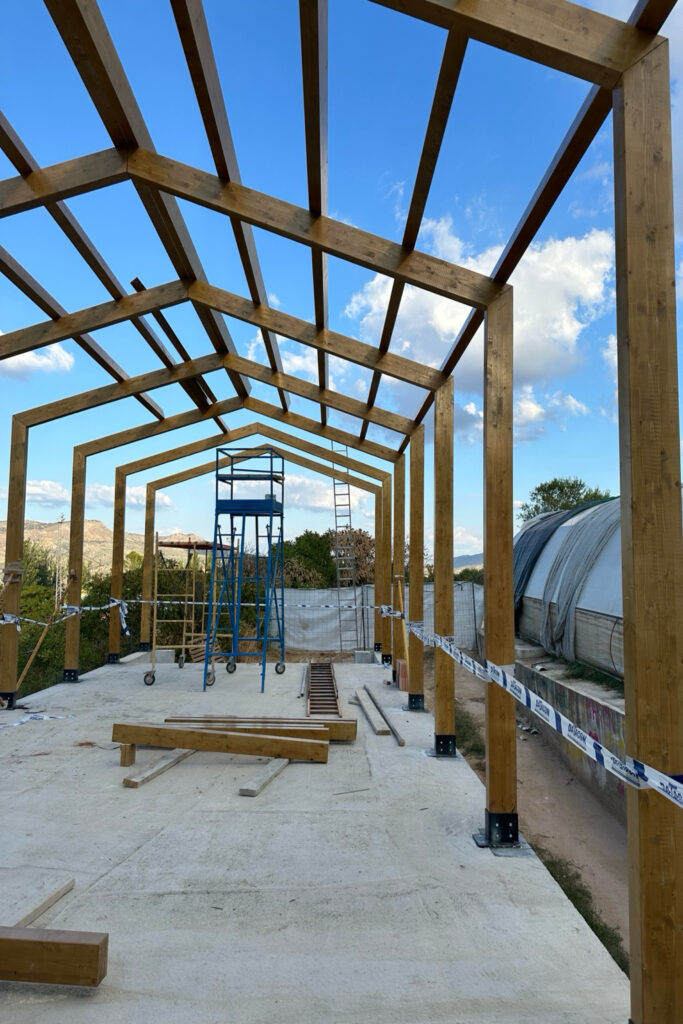 Estructura de madera laminada para pabellón en construcción. Priego de Córdoba.
