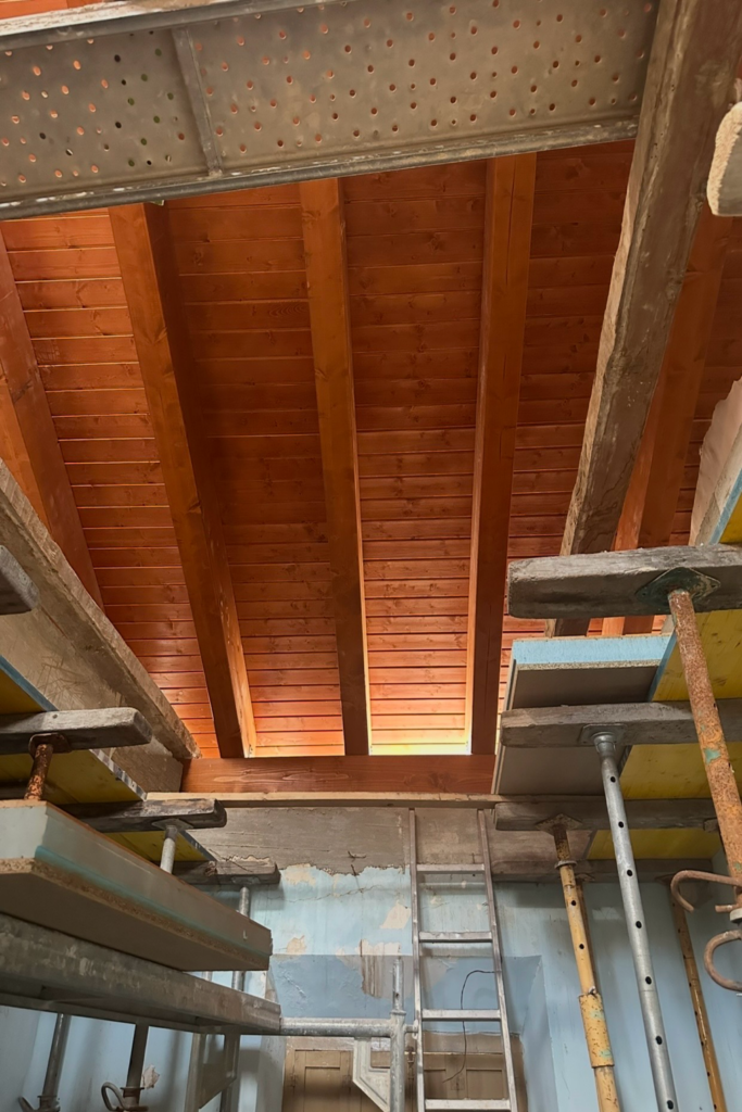 Construcción de cubierta de madera en vivienda. Cubierta inclinada con vigas de madera tono teca. Renovación de techo en casa de pueblo. vista interior. Fuente Álamo. Murcia. GEOFEN.