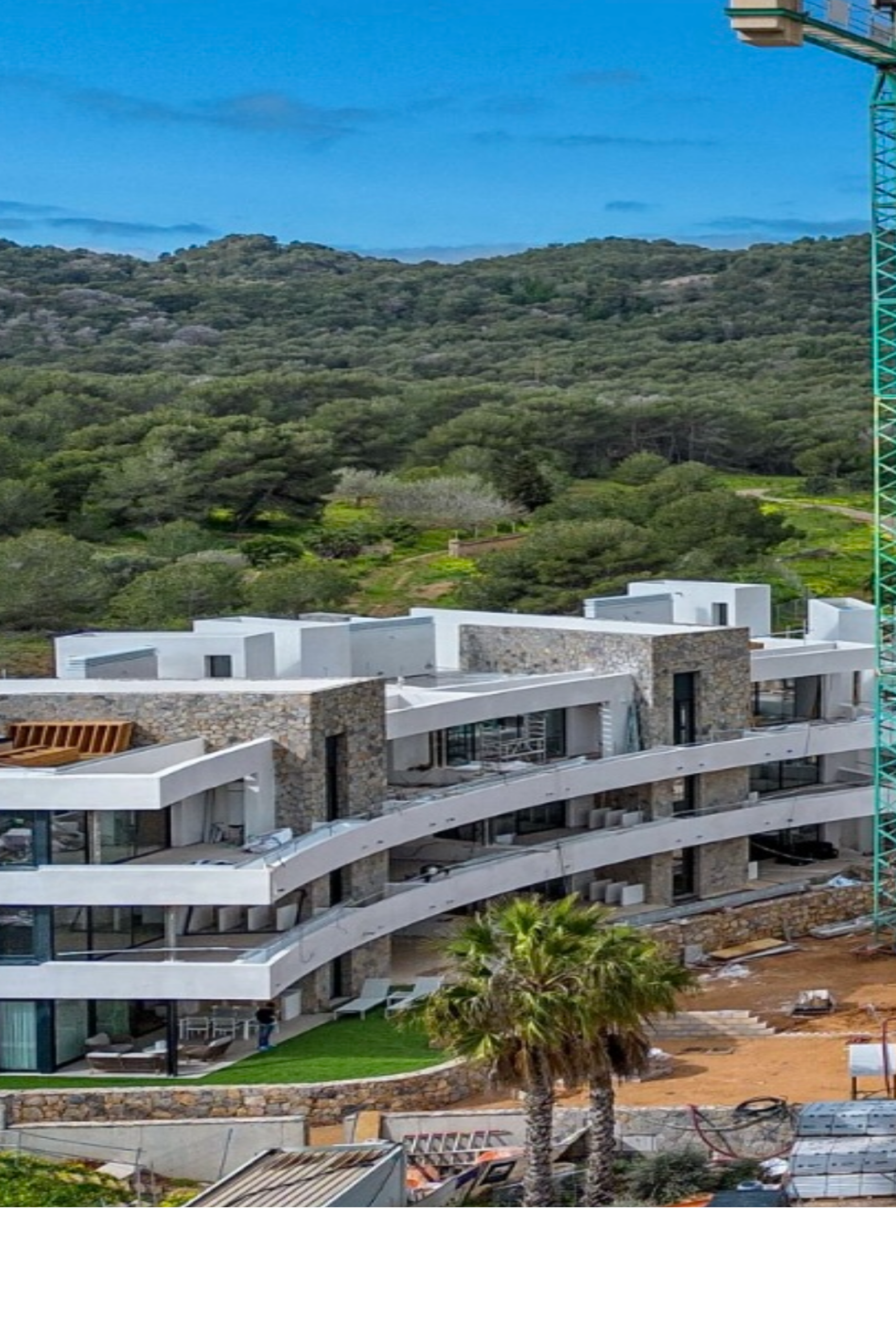 Complejo viviendas residencial donde realizamos ejecución completa de elementos exteriores en madera en áticos con jacuzzis. Suelos con escaleras y pérgolas. Residencial Orquídeas. La Manga Club. Cartagena. Murcia. GEOFEN.