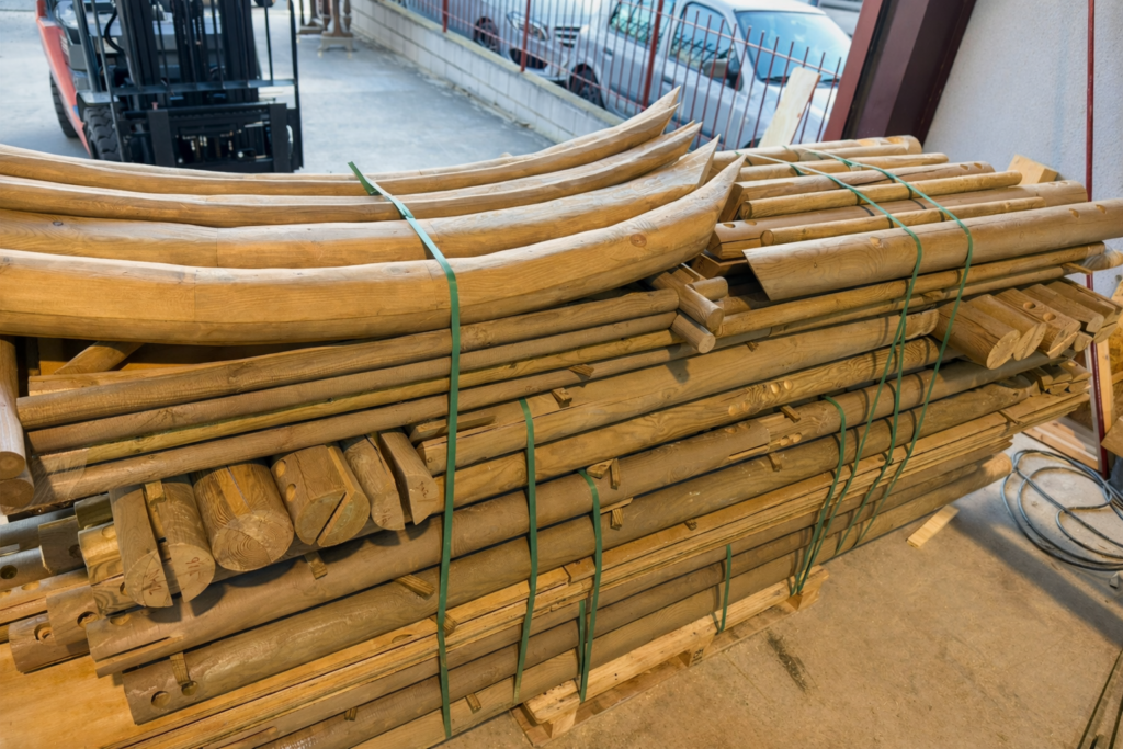 Diferentes tipos y tamaños de piezas rectas y curvas de madera encoladas, texturizadas, y mecanizadas para tematización en parque temático en Emiratos Árabes Unidos. Embarcadas en containers. GEOFEN
