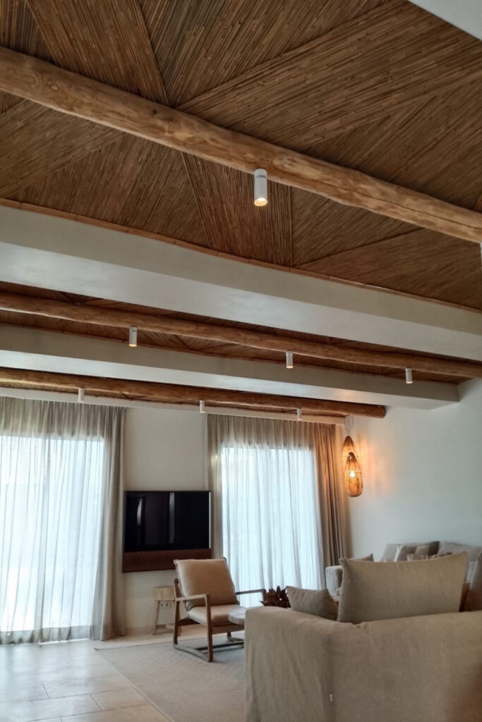 Villa de lujo en Bahía Marbella con techos de bambú natural y revestimientos exteriores de palo de castaño mecanizados por GEOFEN. Proyecto de carpintería y arquitectura sostenible en madera en Marbella, Málaga.