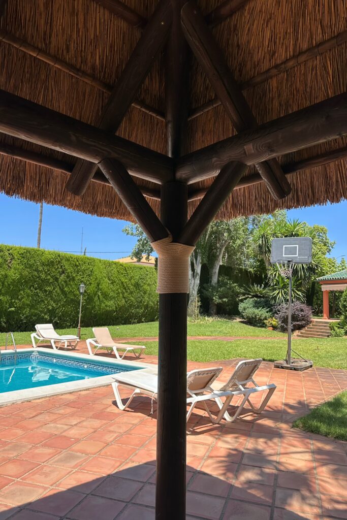 Pérgola en rollizo y junco africano, fabricada y montada por GEOFEN, en Brillante. Córdoba
