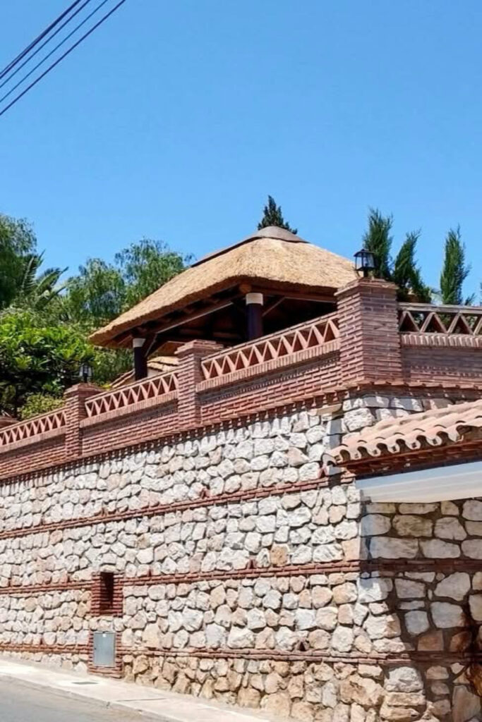 Pérgola de rollizo y junco africano para cama balinesa construída completamente por GEOFEN. Mijas,Málaga.