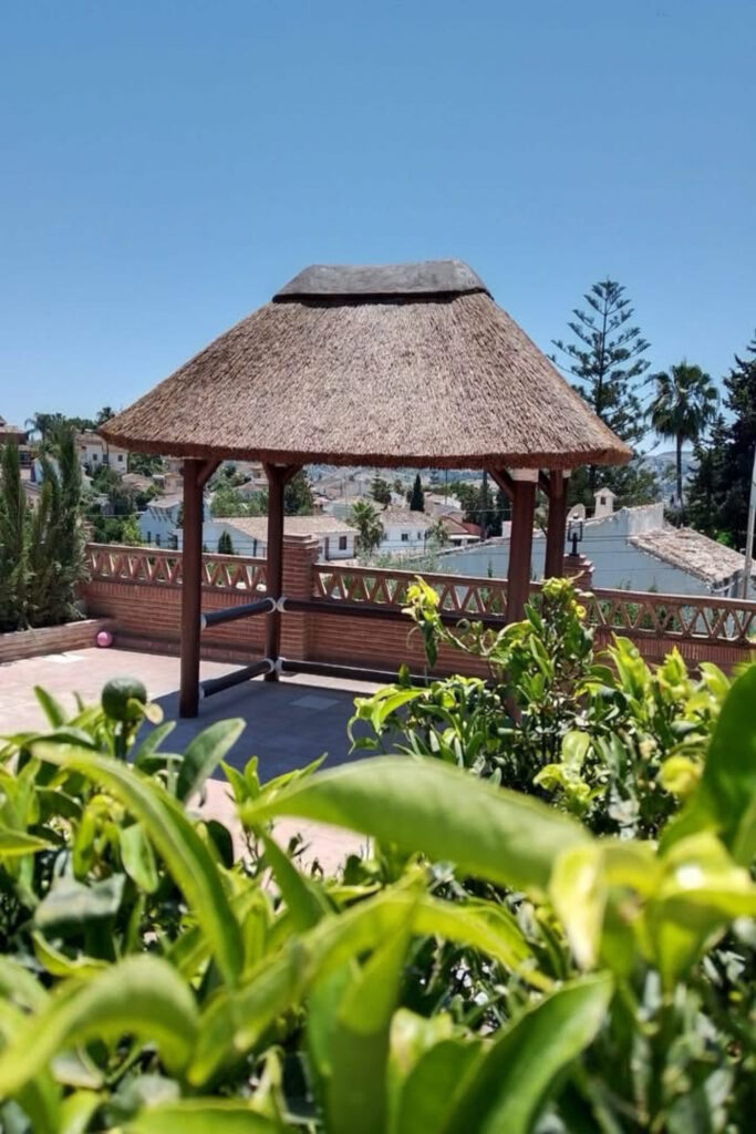 Pérgola de rollizo y junco africano para cama balinesa construída completamente por GEOFEN. Mijas,Málaga.