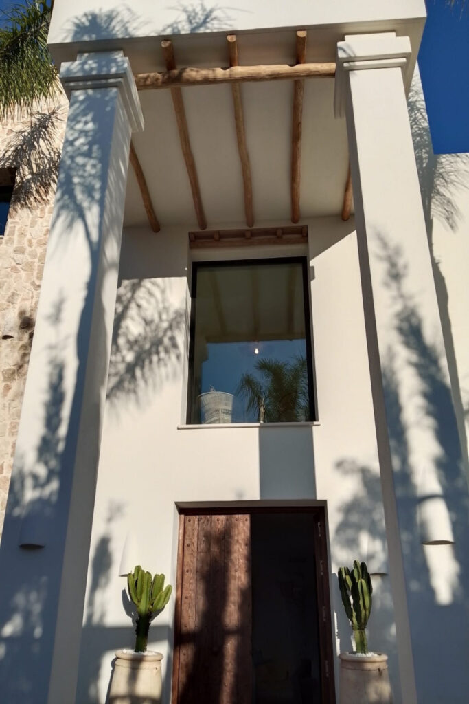 Villa de lujo en Bahía Marbella con techos de bambú natural y revestimientos exteriores de palo de castaño mecanizados por GEOFEN. Proyecto de carpintería y arquitectura sostenible en madera en Marbella, Málaga.