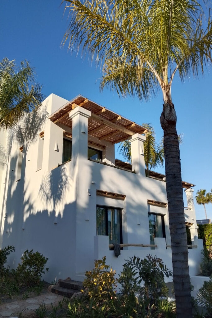 Villa de lujo en Bahía Marbella con techos de bambú natural y revestimientos exteriores de palo de castaño mecanizados por GEOFEN. Proyecto de carpintería y arquitectura sostenible en madera en Marbella, Málaga.