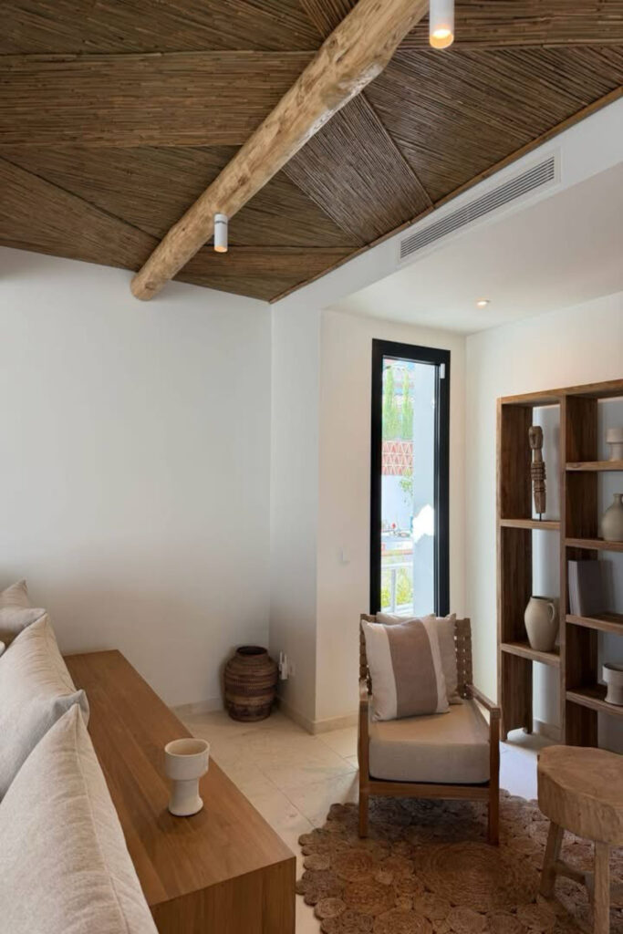 Villa de lujo en Bahía Marbella con techos de bambú natural y revestimientos exteriores de palo de castaño mecanizados por GEOFEN. Proyecto de carpintería y arquitectura sostenible en madera en Marbella, Málaga.