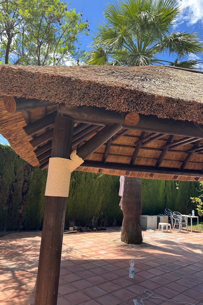 Pérgola en rollizo y junco africano, fabricada y montada por GEOFEN, en Brillante. Córdoba
