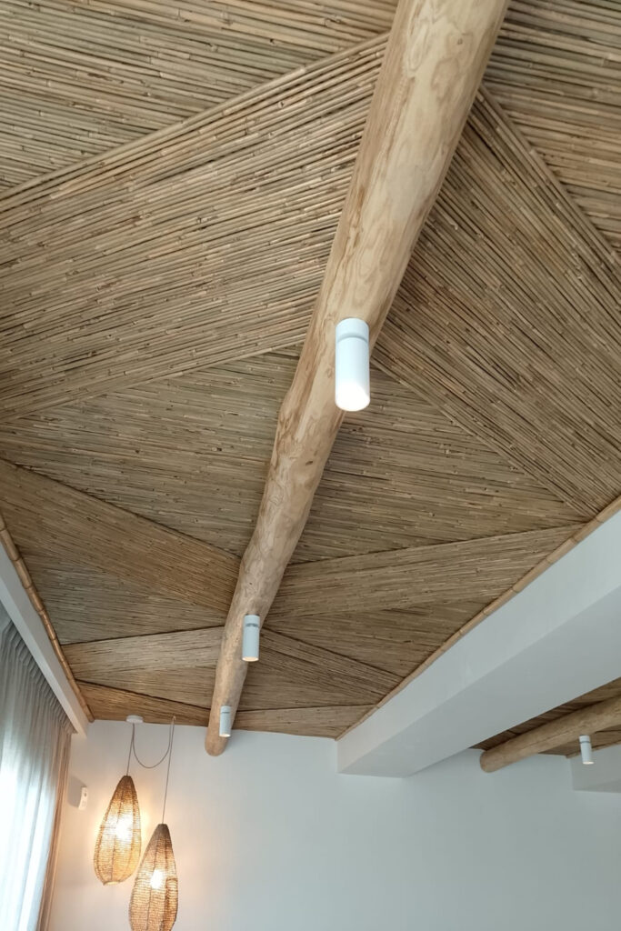 Villa de lujo en Bahía Marbella con techos de bambú natural y revestimientos exteriores de palo de castaño mecanizados por GEOFEN. Proyecto de carpintería y arquitectura sostenible en madera en Marbella, Málaga.