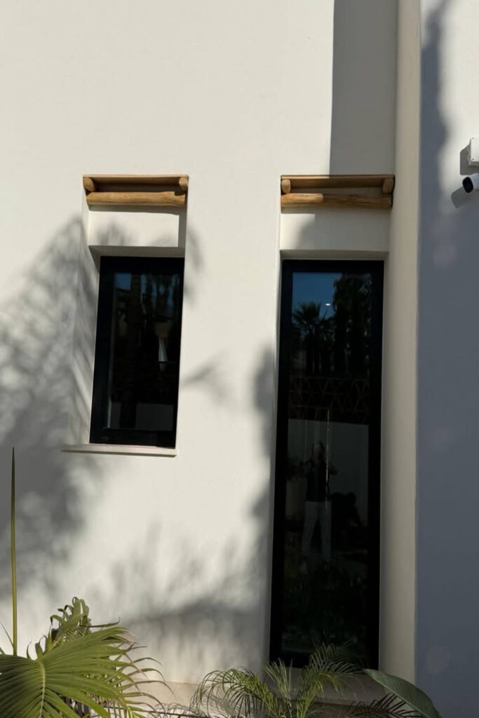 Villa de lujo en Bahía Marbella con techos de bambú natural y revestimientos exteriores de palo de castaño mecanizados por GEOFEN. Proyecto de carpintería y arquitectura sostenible en madera en Marbella, Málaga.