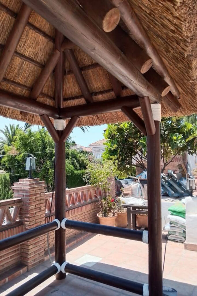 Pérgola de rollizo y junco africano para cama balinesa construída completamente por GEOFEN. Mijas,Málaga.