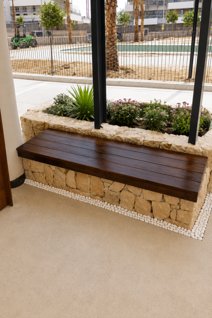 https://geofenarquitecturasostenible.com/bancos-de-madera-y-petanca-para-zona-comun-residencial/