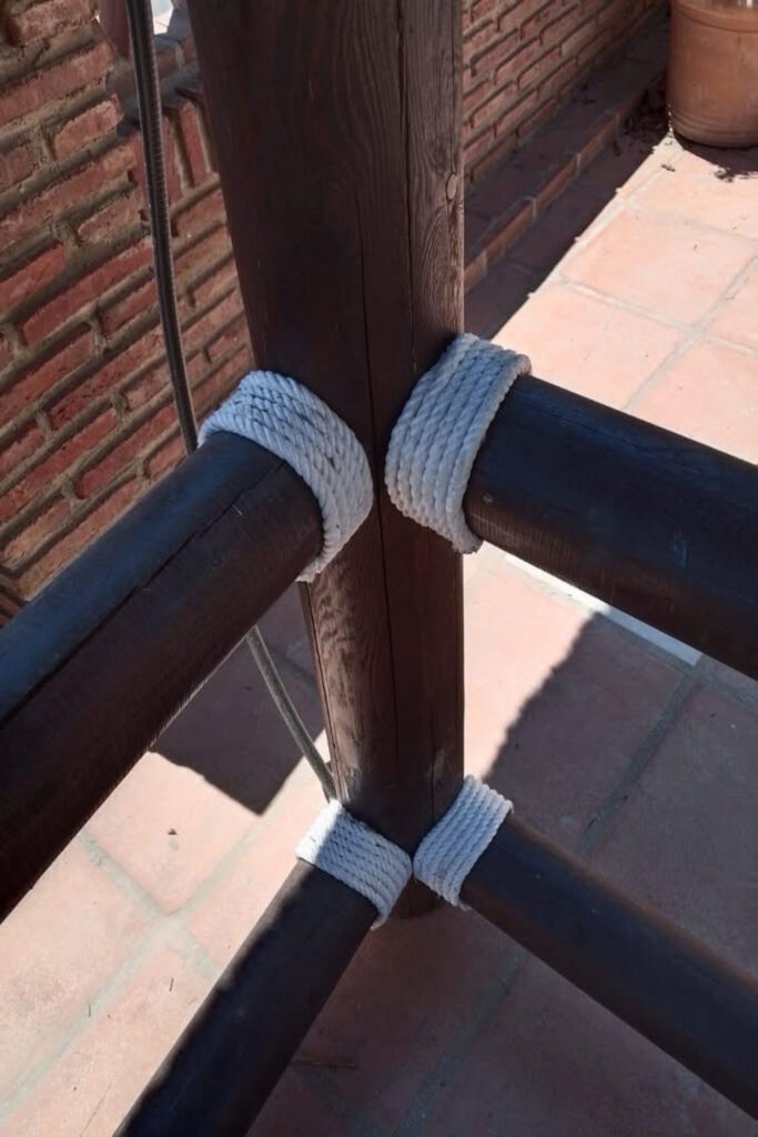 Pérgola de rollizo y junco africano para cama balinesa construída completamente por GEOFEN. Mijas,Málaga.