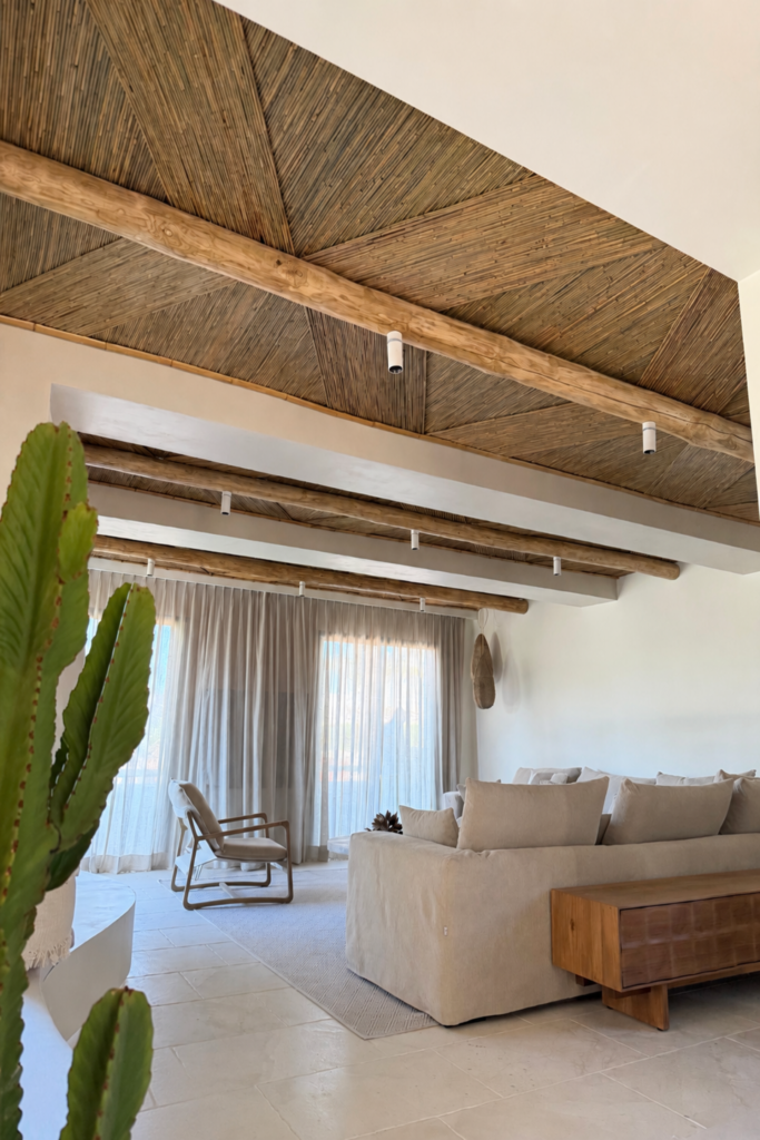Villa de lujo en Bahía Marbella con techos de bambú natural y revestimientos exteriores de palo de castaño mecanizados por GEOFEN. Proyecto de carpintería y arquitectura sostenible en madera en Marbella, Málaga.