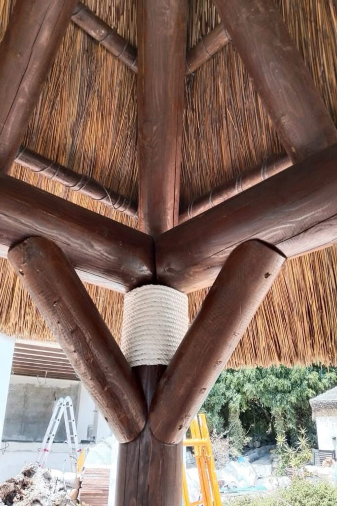 Pérgola de rollizo y junco africano para cama balinesa construída completamente por GEOFEN. Mijas,Málaga.