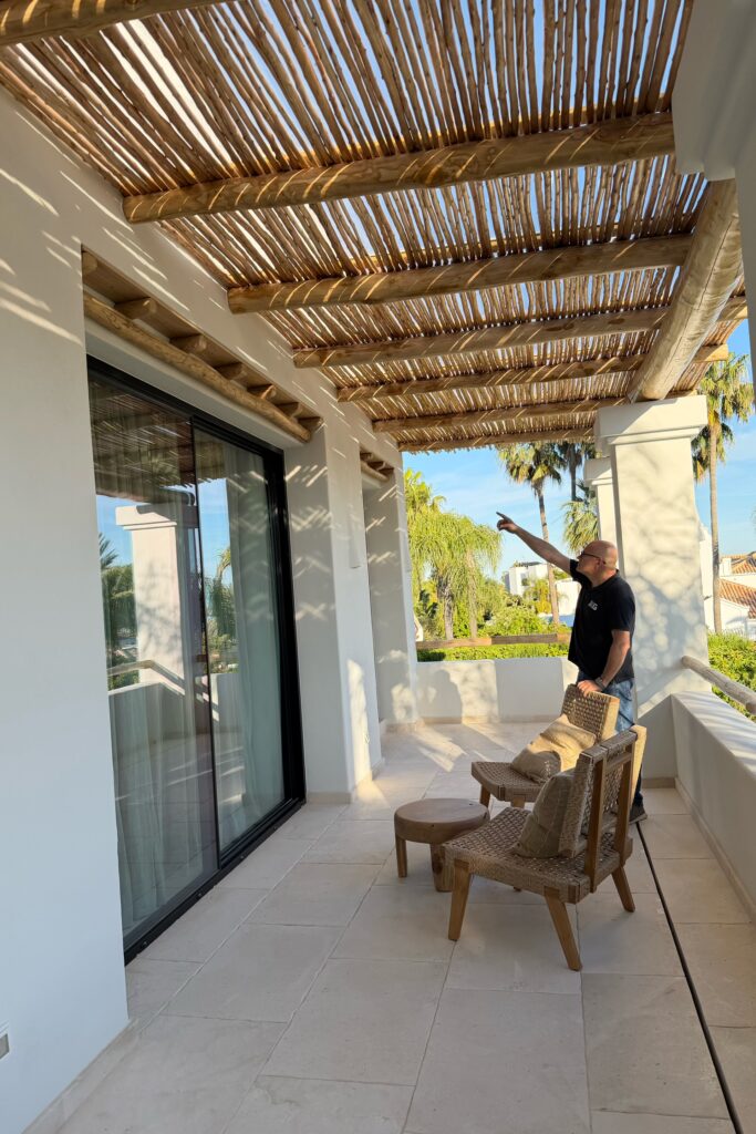 Villa de lujo en Bahía Marbella con techos de bambú natural y revestimientos exteriores de palo de castaño mecanizados por GEOFEN. Proyecto de carpintería y arquitectura sostenible en madera en Marbella, Málaga.