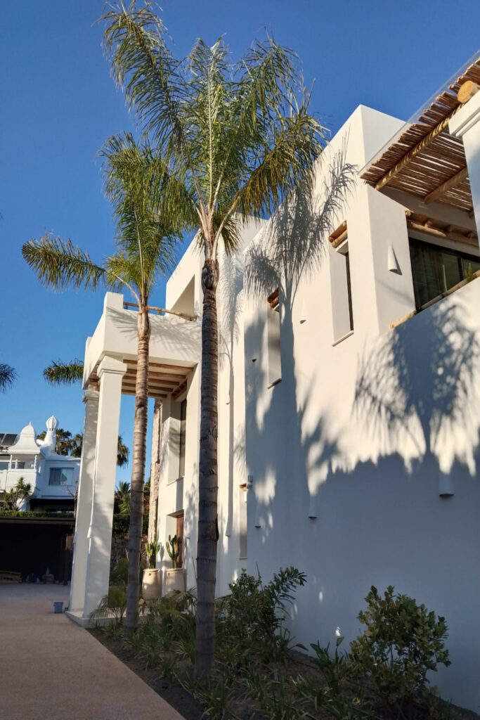 Villa de lujo en Bahía Marbella con techos de bambú natural y revestimientos exteriores de palo de castaño mecanizados por GEOFEN. Proyecto de carpintería y arquitectura sostenible en madera en Marbella, Málaga.