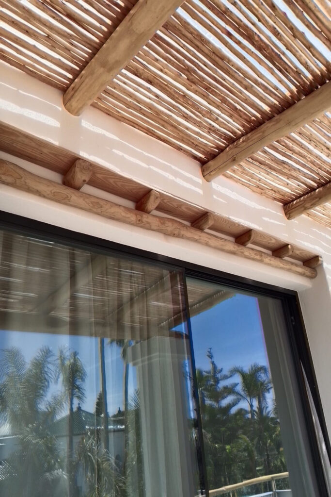 Villa de lujo en Bahía Marbella con techos de bambú natural y revestimientos exteriores de palo de castaño mecanizados por GEOFEN. Proyecto de carpintería y arquitectura sostenible en madera en Marbella, Málaga.