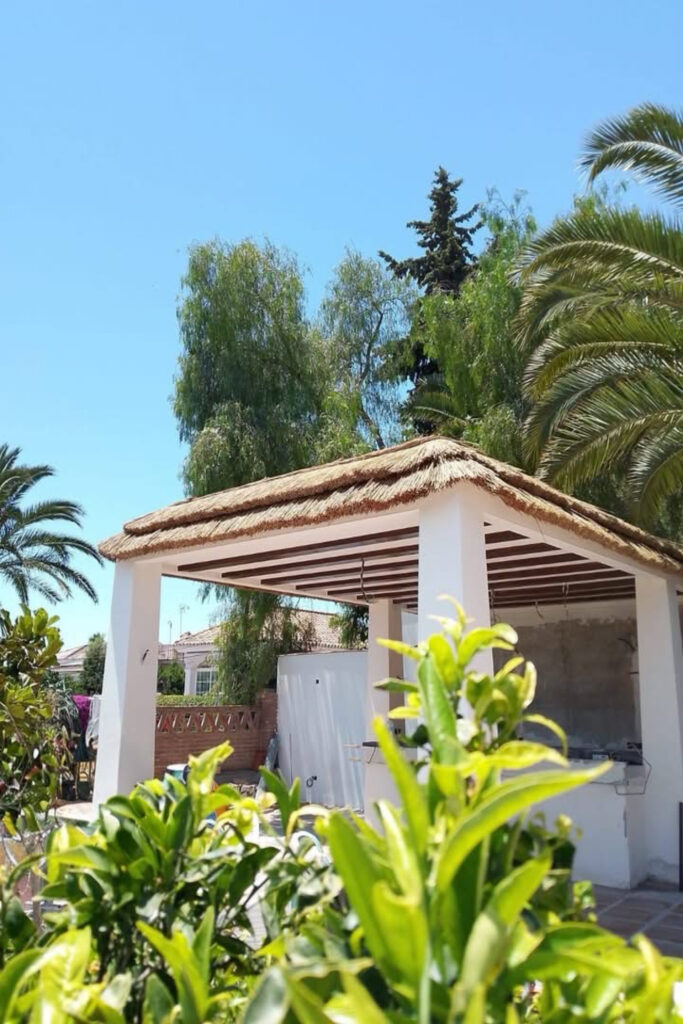 Cenador con cocina exterior, cubierta vegetal de junco africano en placas y falsas vigas de madera en el techo interior. GEOFEN, Mijas. Málaga.