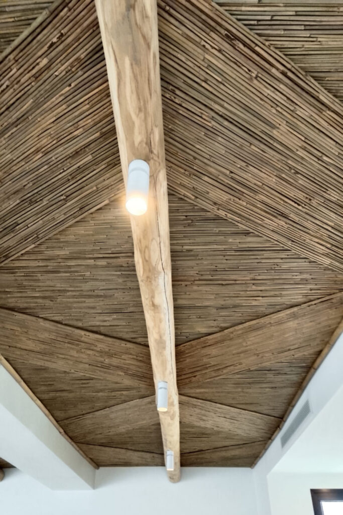 Villa de lujo en Bahía Marbella con techos de bambú natural y revestimientos exteriores de palo de castaño mecanizados por GEOFEN. Proyecto de carpintería y arquitectura sostenible en madera en Marbella, Málaga.