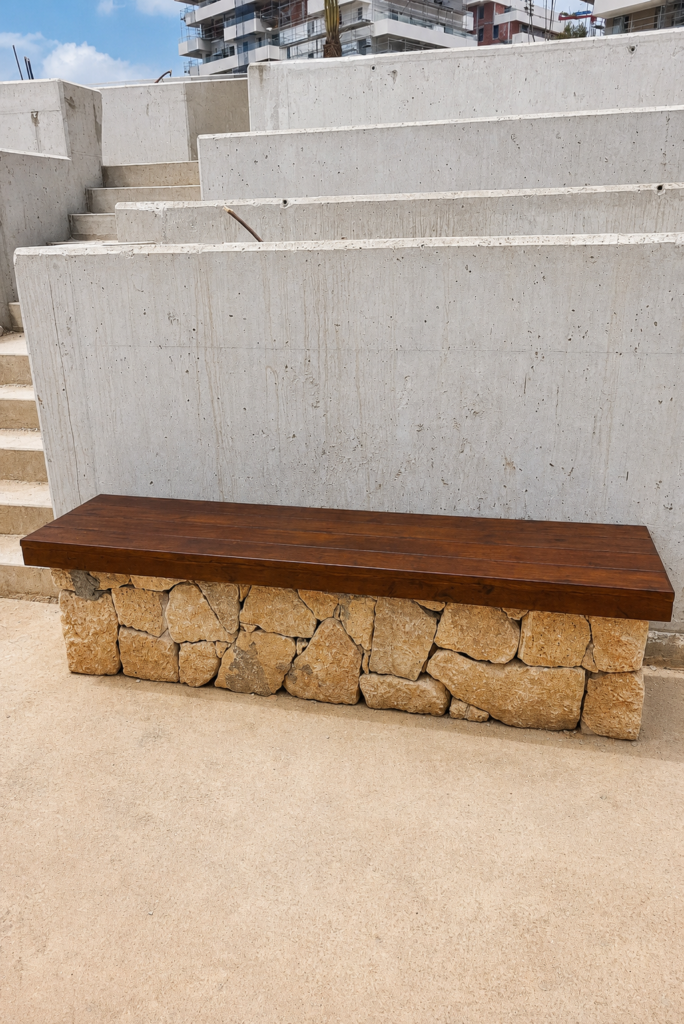 https://geofenarquitecturasostenible.com/bancos-de-madera-y-petanca-para-zona-comun-residencial/