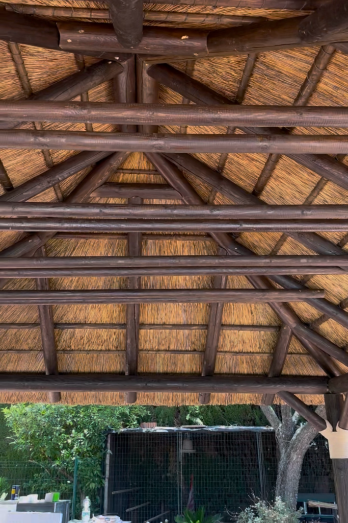 Pérgola en rollizo y junco africano, fabricada y montada por GEOFEN, en Brillante. Córdoba