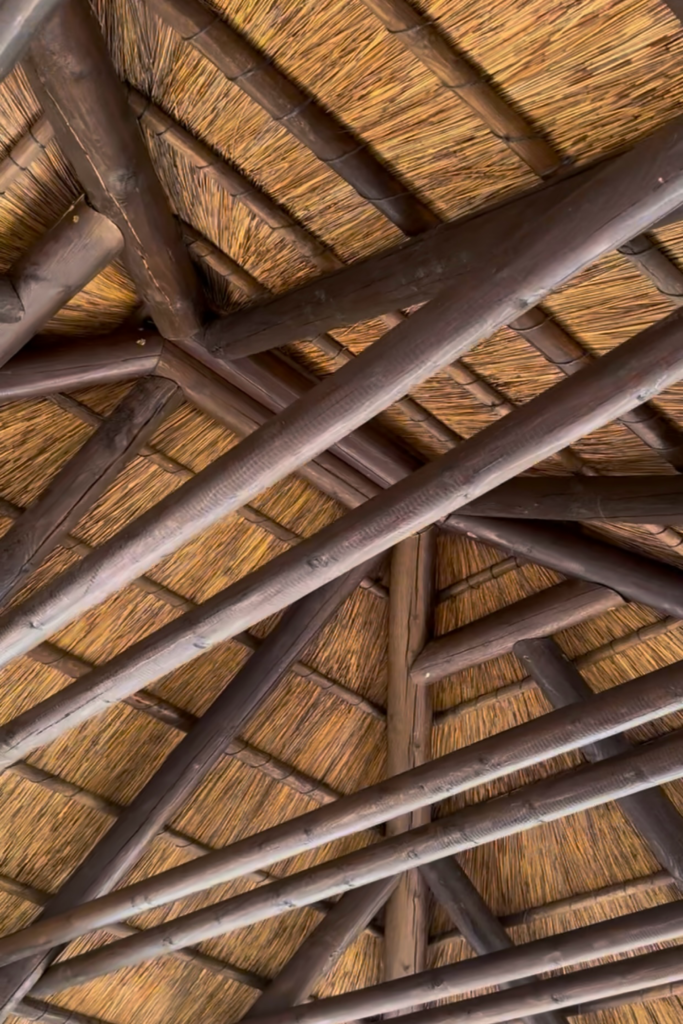 Pérgola en rollizo y junco africano, fabricada y montada por GEOFEN, en Brillante. Córdoba