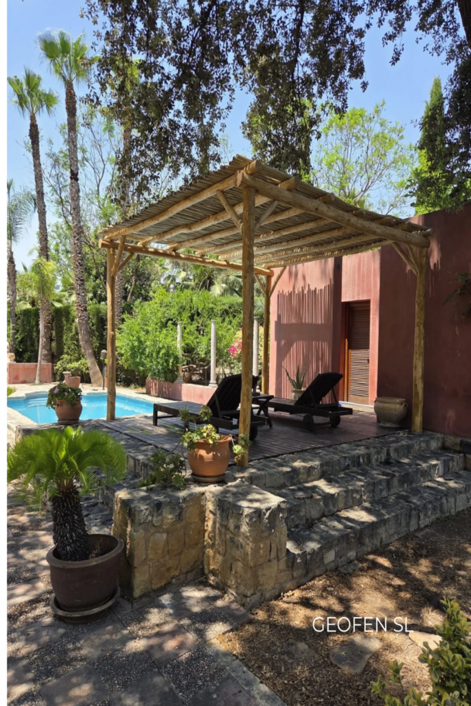 Pérgola de sombraje de castaño rollizo natural- realizada por GEOFEN SL en casa residencial de Alcantarilla. Murcia