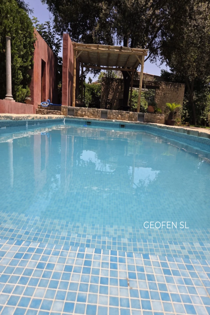 Pérgola de sombraje de castaño rollizo natural- realizada por GEOFEN SL en casa residencial de Alcantarilla. Murcia
