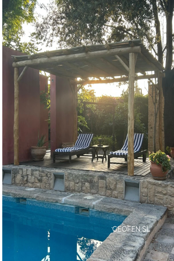 Pérgola de sombraje de castaño rollizo natural- realizada por GEOFEN SL en casa residencial de Alcantarilla. Murcia